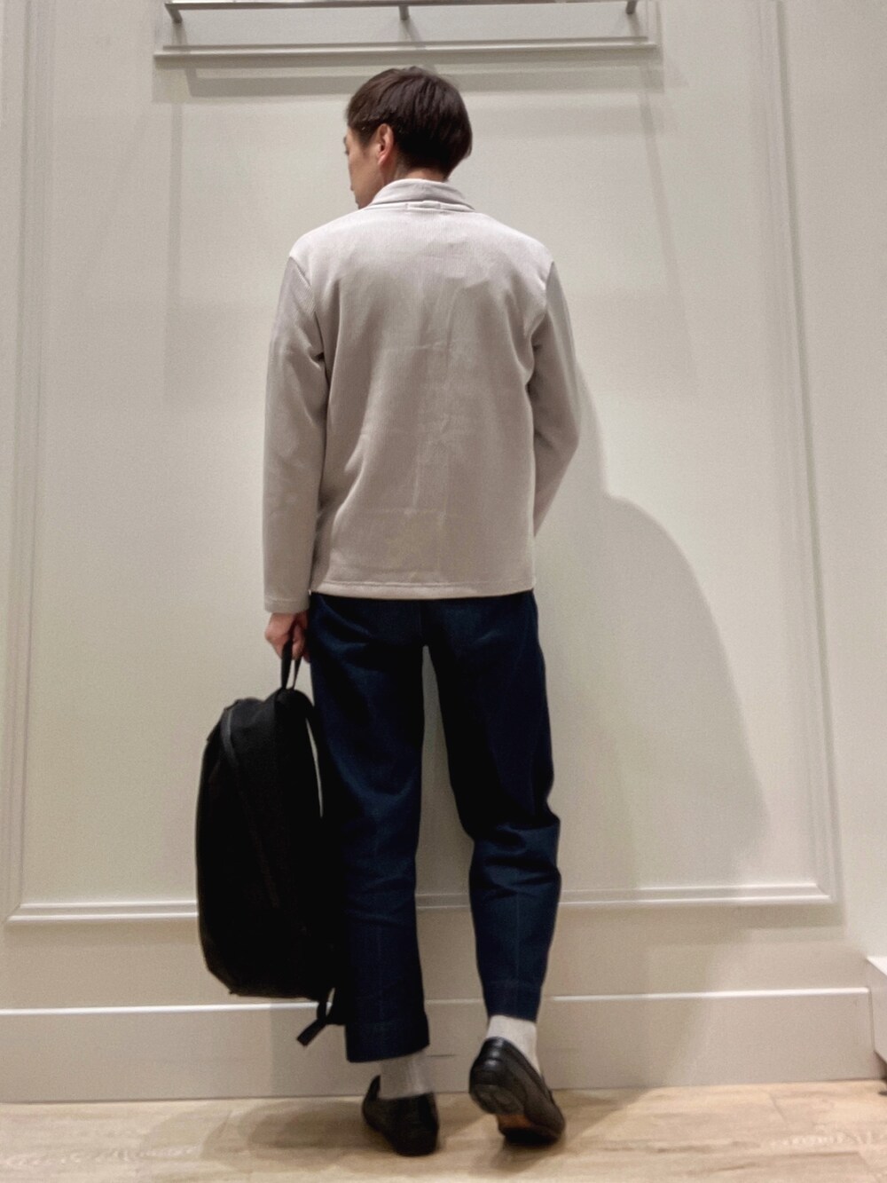 ベージュ系のカーディガン/ボレロ、ブラック系のバックパック/リュックを着用したメンズの冬コーディネートの3枚目の写真