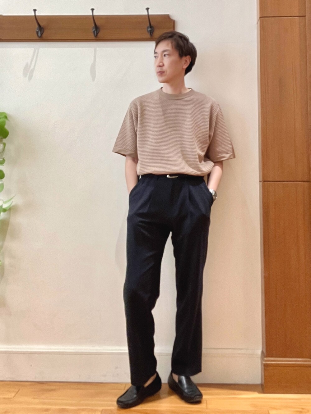 ベージュ系のニット/セーター、ブラック系のその他パンツ、グレー系のショルダーバッグを着用したメンズの春コーディネートの2枚目の写真