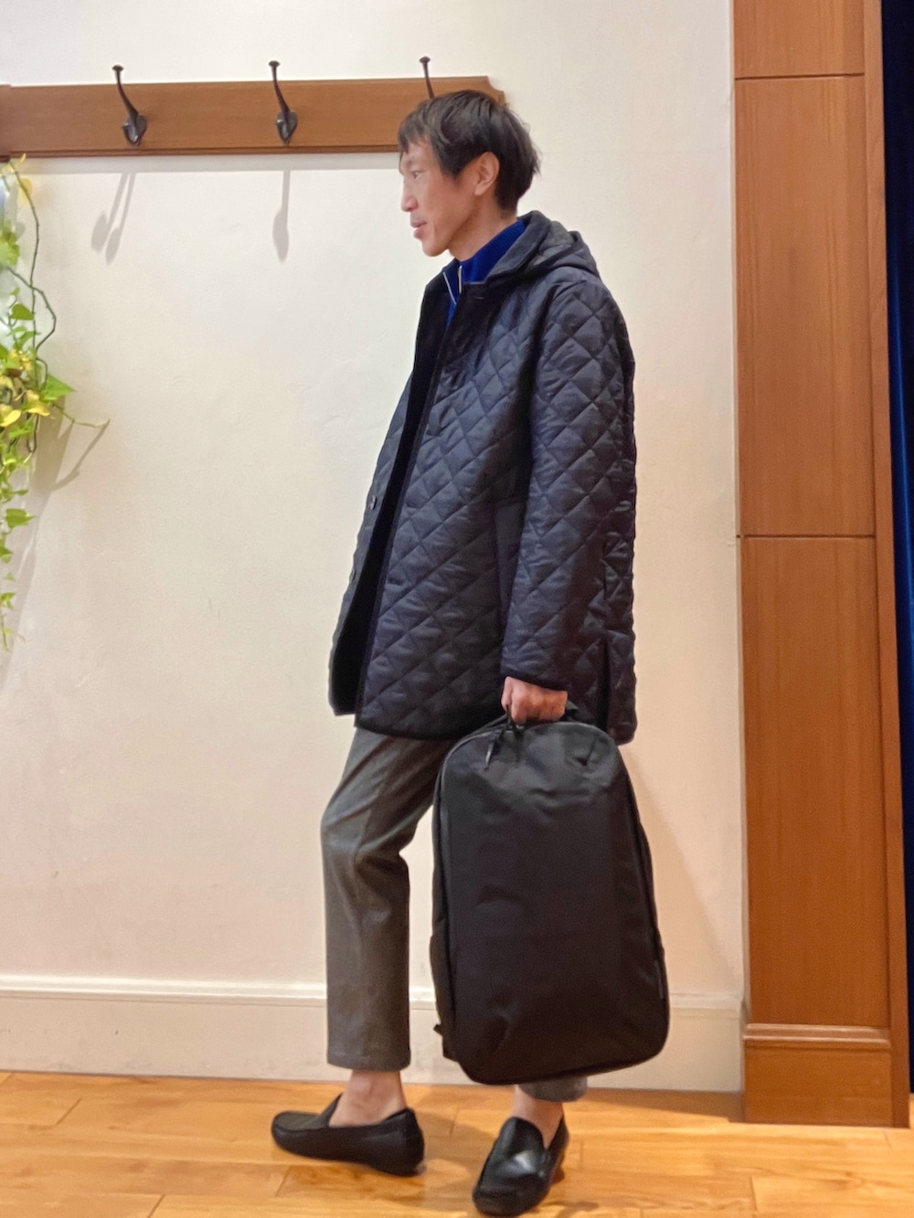 ブラック系のバックパック/リュック、グレー系のその他パンツ、ホワイト系のシャツ/ブラウスを着用したメンズの秋コーディネートの3枚目の写真