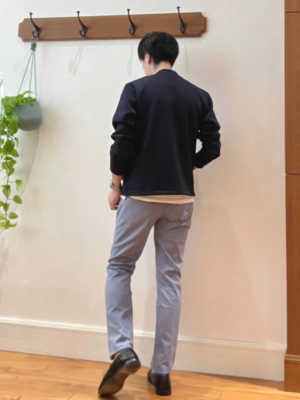 ブルー系のブルゾン、ブルー系のその他パンツ、ホワイト系のTシャツ/カットソーを着用したメンズの春コーディネートの4枚目の写真