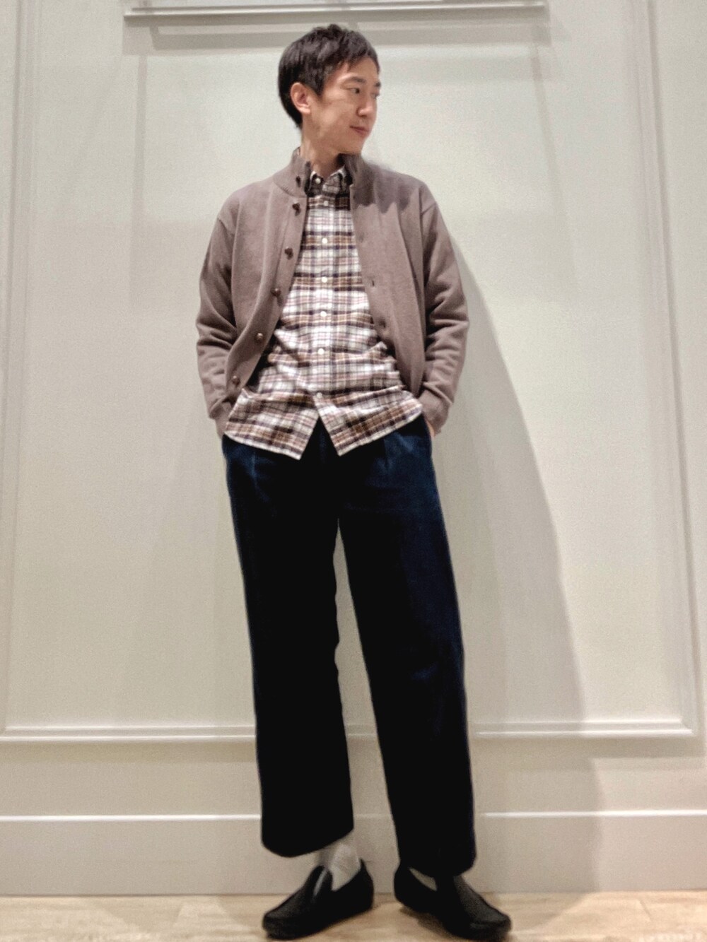 グレー系のシャツ/ブラウス、ベージュ系のカーディガン/ボレロを着用したメンズの冬コーディネートの2枚目の写真