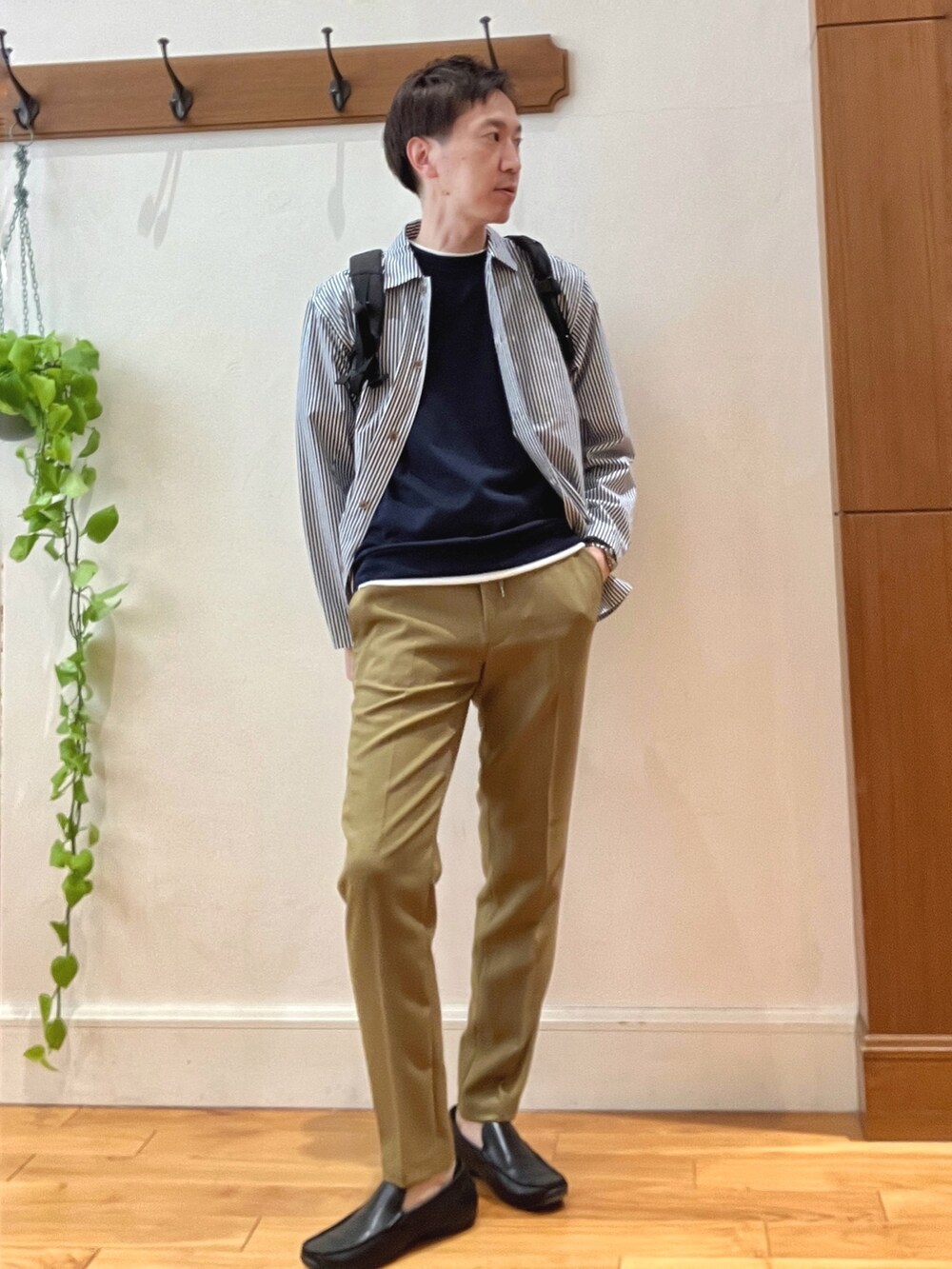 ブルー系のシャツ/ブラウス、ブルー系のTシャツ/カットソー、ベージュ系のその他パンツを着用したメンズの春コーディネートの2枚目の写真