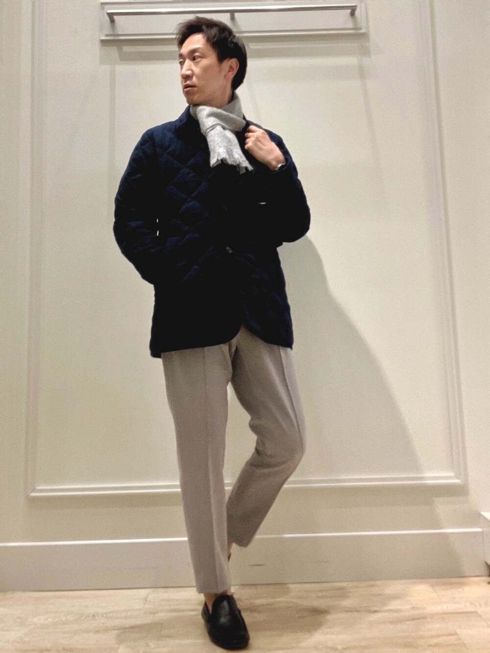 グレー系のその他パンツ、ブルー系のダウンジャケット/コート、ブラック系のバックパック/リュックを着用したメンズの冬コーディネートの6枚目の写真