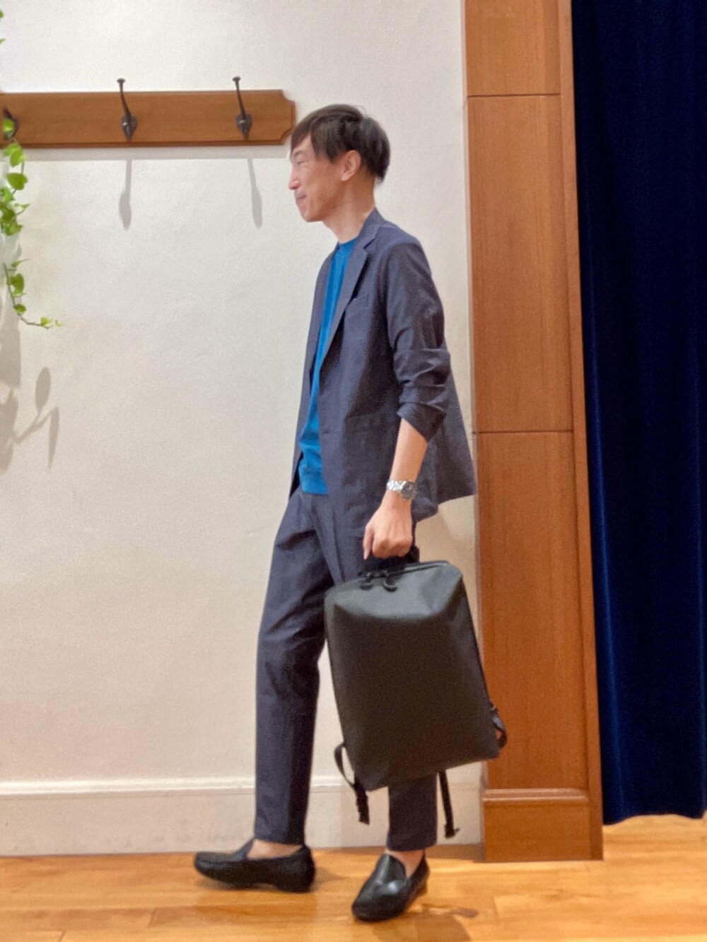 ブルー系のテーラードジャケット、ブルー系のTシャツ/カットソー、ブルー系のその他パンツを着用したメンズの秋コーディネートの3枚目の写真