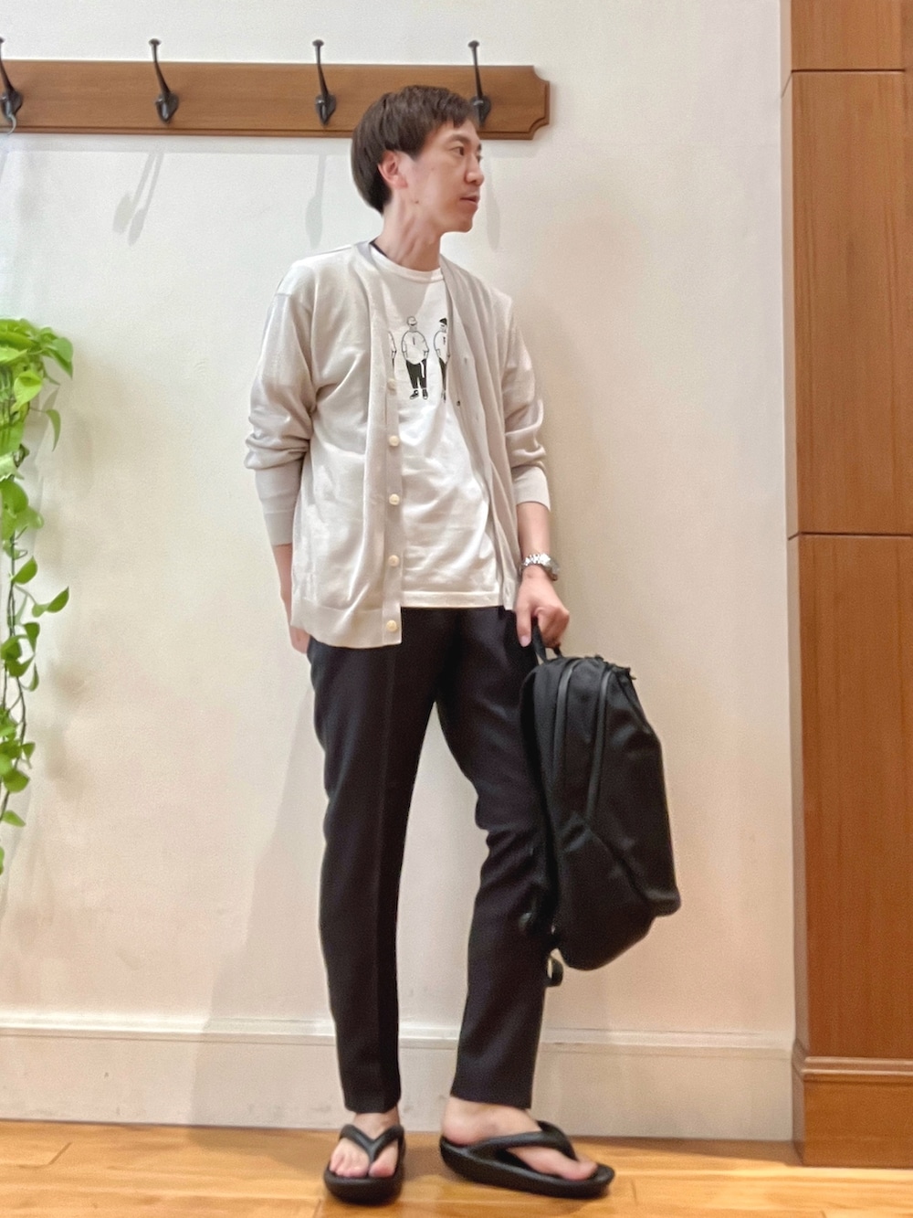 ホワイト系のTシャツ/カットソー、ベージュ系のカーディガン/ボレロ、グレー系のその他パンツを着用したメンズの春コーディネートの6枚目の写真