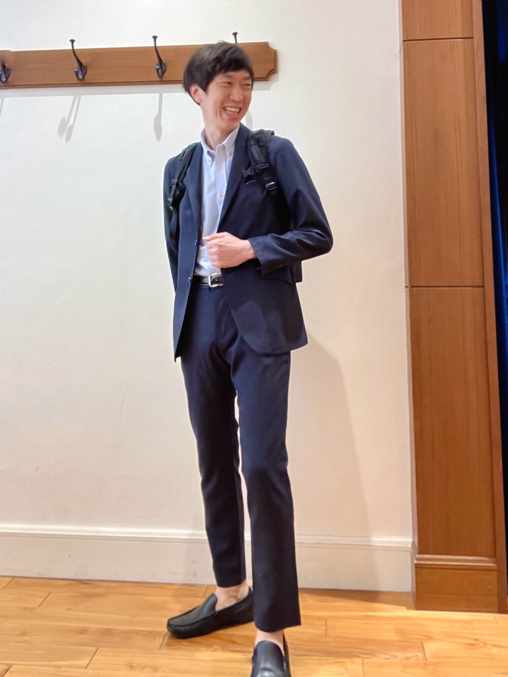 ブルー系のテーラードジャケット、ブルー系のその他パンツ、ブラック系のバックパック/リュックを着用したメンズの春コーディネートの8枚目の写真
