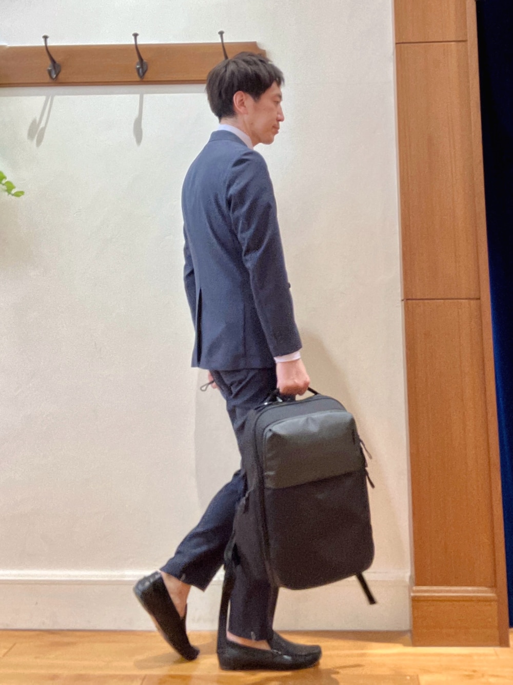 ブルー系のスラックス、パープル系のシャツ/ブラウス、ブルー系のテーラードジャケットを着用したメンズの春コーディネートの6枚目の写真