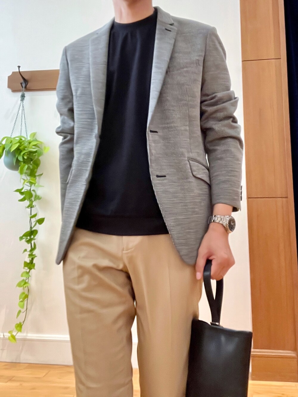 グレー系のテーラードジャケット、ブラック系のTシャツ/カットソー、ブラック系のハンドバッグを着用したメンズの秋コーディネートの8枚目の写真