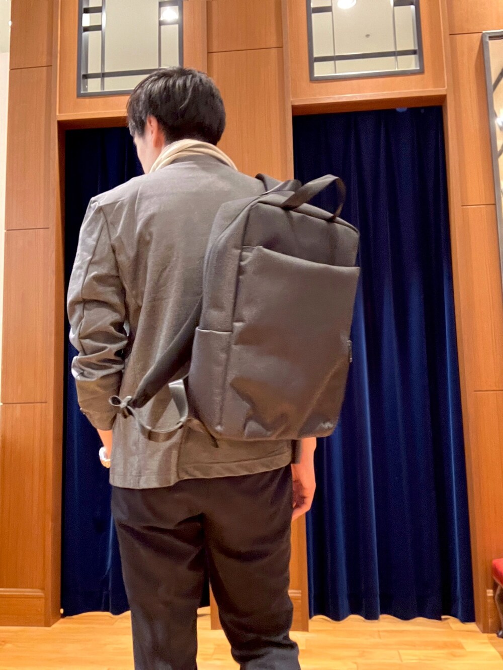 グレー系のノーカラージャケット、ホワイト系のTシャツ/カットソー、ブラック系のバックパック/リュックを着用したメンズの春コーディネートの9枚目の写真