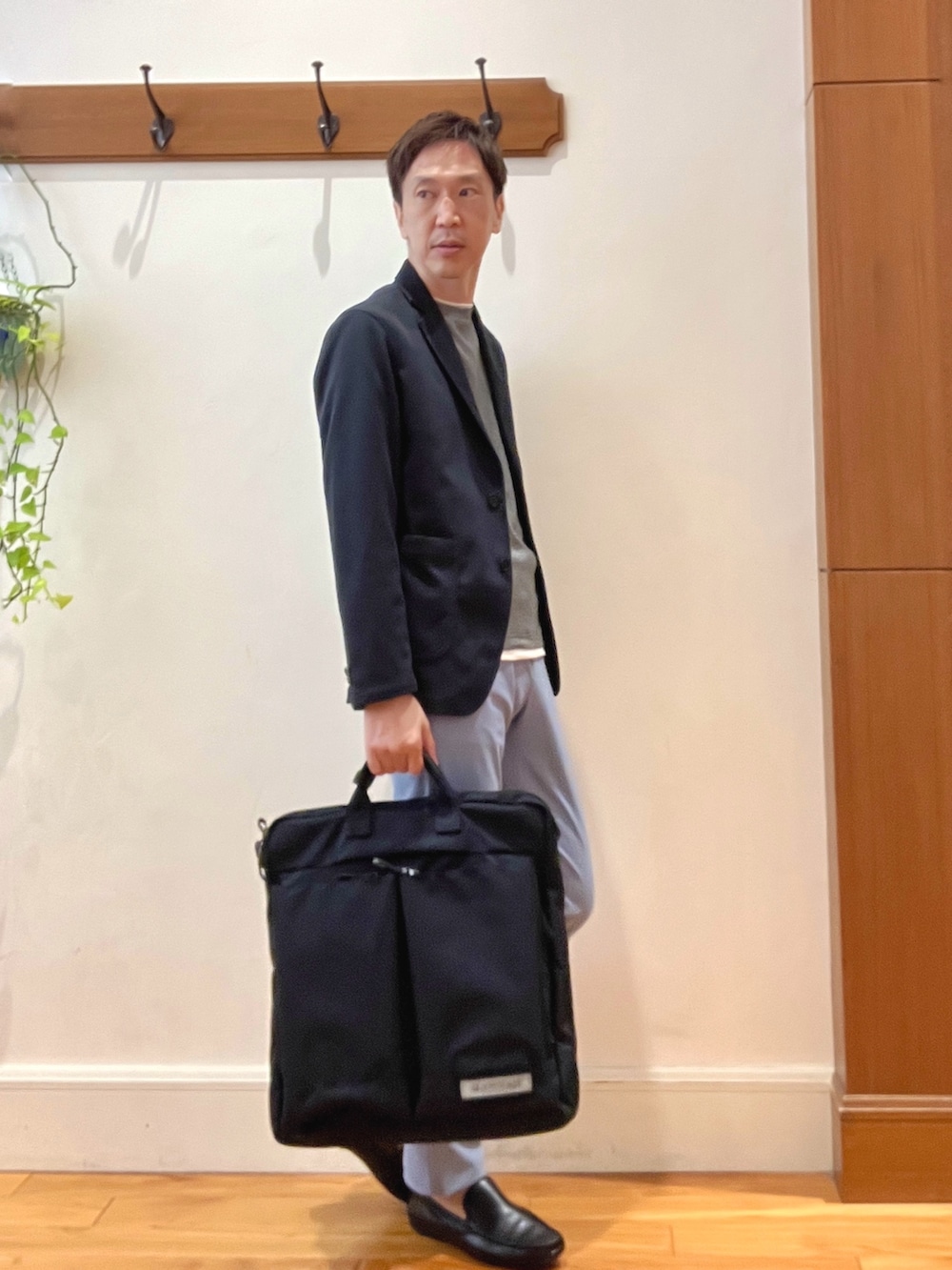 ブルー系のテーラードジャケット、グレー系のTシャツ/カットソー、ブルー系のその他パンツを着用したメンズの秋コーディネートの6枚目の写真