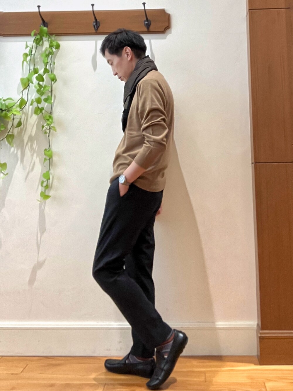 ベージュ系のニット/セーター、ブルー系のその他パンツ、ブラウン系のマフラーを着用したメンズの冬コーディネートの3枚目の写真