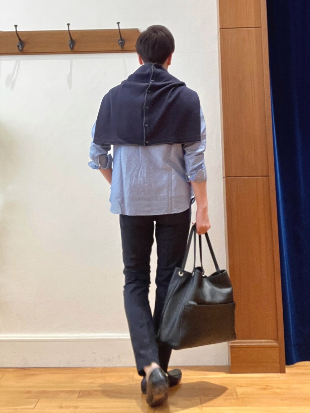 ブルー系のカーディガン/ボレロ、ブラック系のトートバッグ、ブルー系のシャツ/ブラウスを着用したメンズの春コーディネートの5枚目の写真