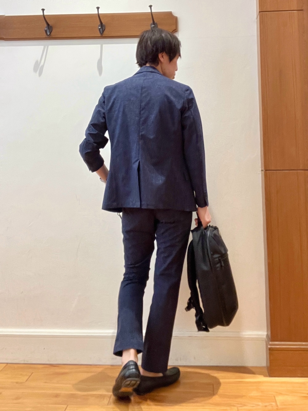 ブルー系のテーラードジャケット、ブルー系のTシャツ/カットソー、ブルー系のその他パンツを着用したメンズの春コーディネートの7枚目の写真