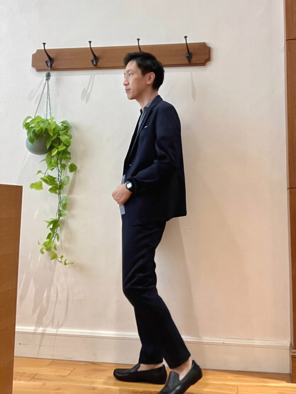 ブルー系のテーラードジャケット、ブルー系のその他パンツ、ブルー系のポロシャツを着用したメンズの夏コーディネートの3枚目の写真