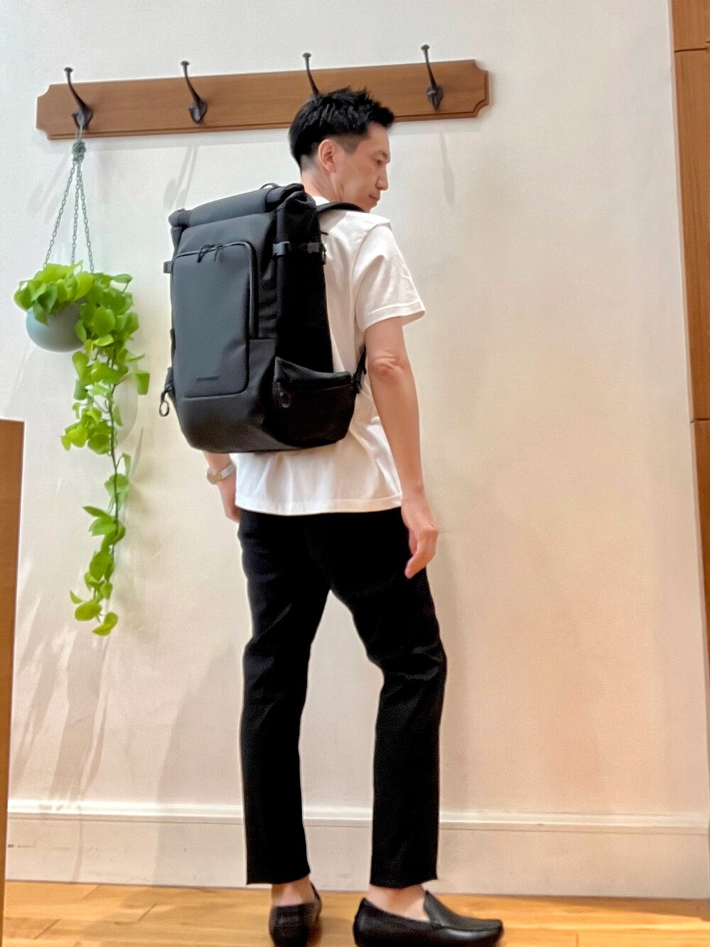 ホワイト系のTシャツ/カットソー、ブラック系のその他パンツ、ブラック系のバックパック/リュックを着用したメンズの夏コーディネートの6枚目の写真