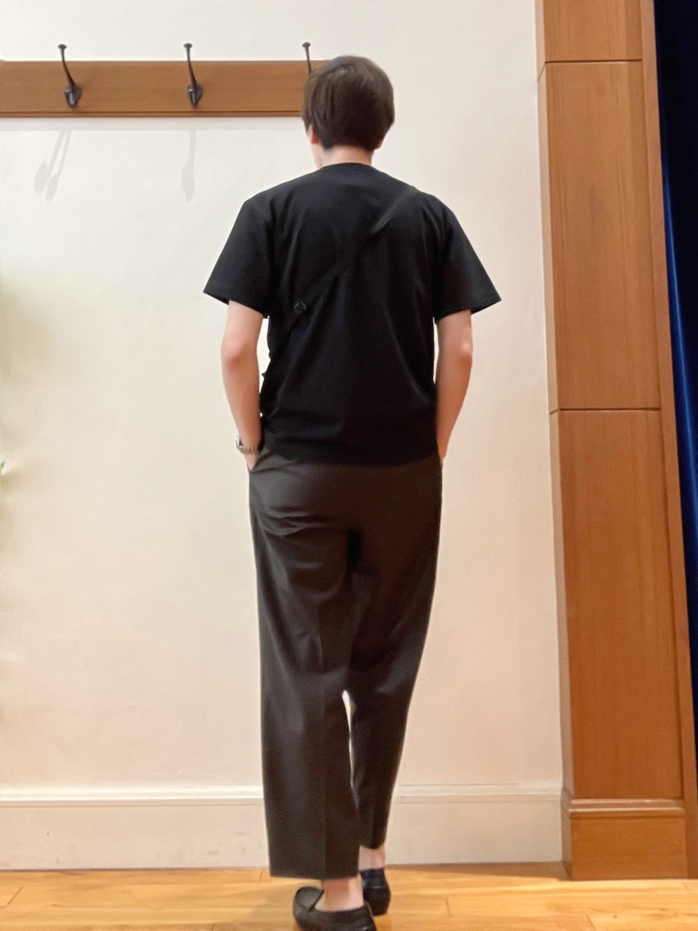 ブラック系のTシャツ/カットソー、ベージュ系のショルダーバッグを着用したメンズの春コーディネートの3枚目の写真