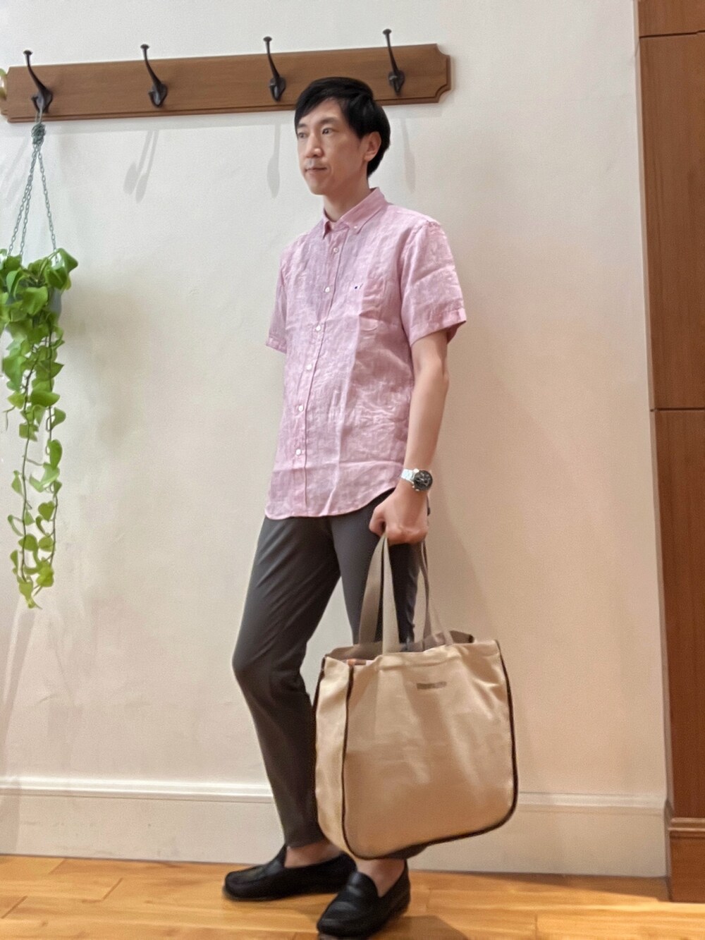 レッド系のシャツ/ブラウス、グレー系のその他パンツ、ベージュ系のトートバッグを着用したメンズの春コーディネートの4枚目の写真