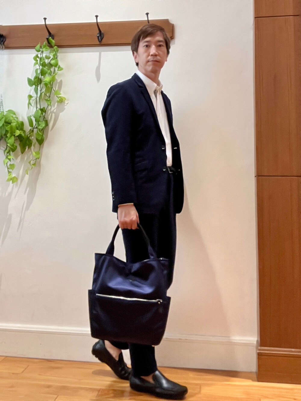 ブルー系のテーラードジャケット、ホワイト系のシャツ/ブラウス、ブラック系のその他パンツを着用したメンズの秋コーディネートの6枚目の写真