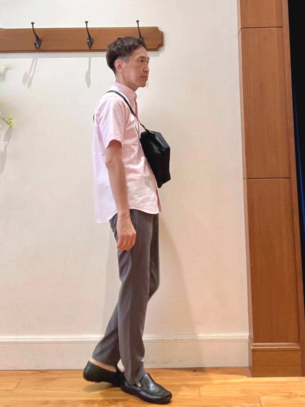 ピンク系のシャツ/ブラウス、ホワイト系のTシャツ/カットソー、ブラック系のショルダーバッグを着用したメンズの夏コーディネートの6枚目の写真