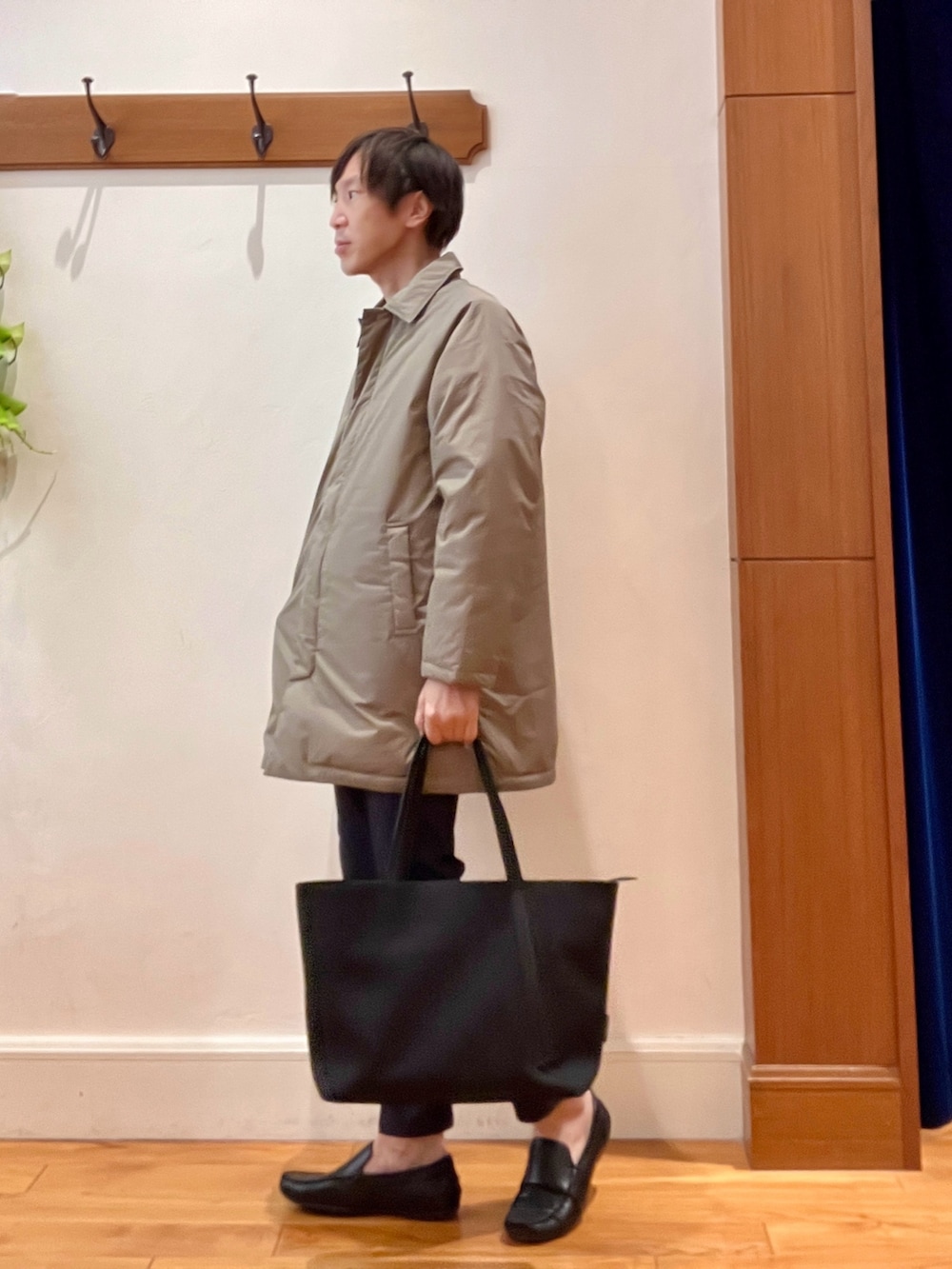 ベージュ系のダウンジャケット/コート、ブルー系のテーラードジャケット、ブルー系のその他パンツを着用したメンズの秋コーディネートの3枚目の写真