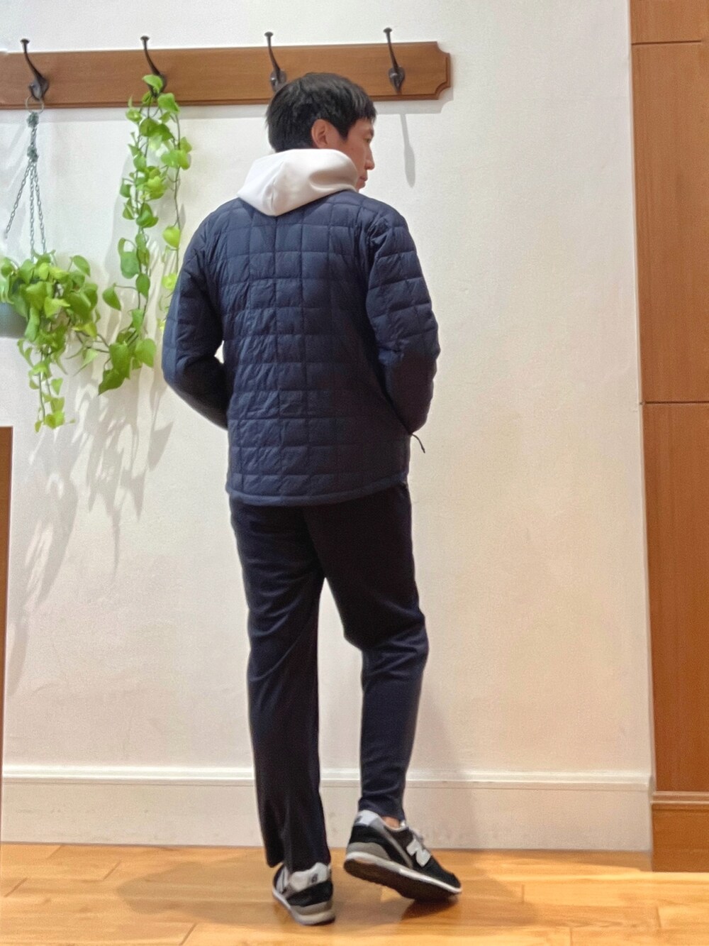 ベージュ系のパーカー、ブルー系のダウンジャケット/コート、ブルー系のその他パンツを着用したメンズの秋コーディネートの5枚目の写真