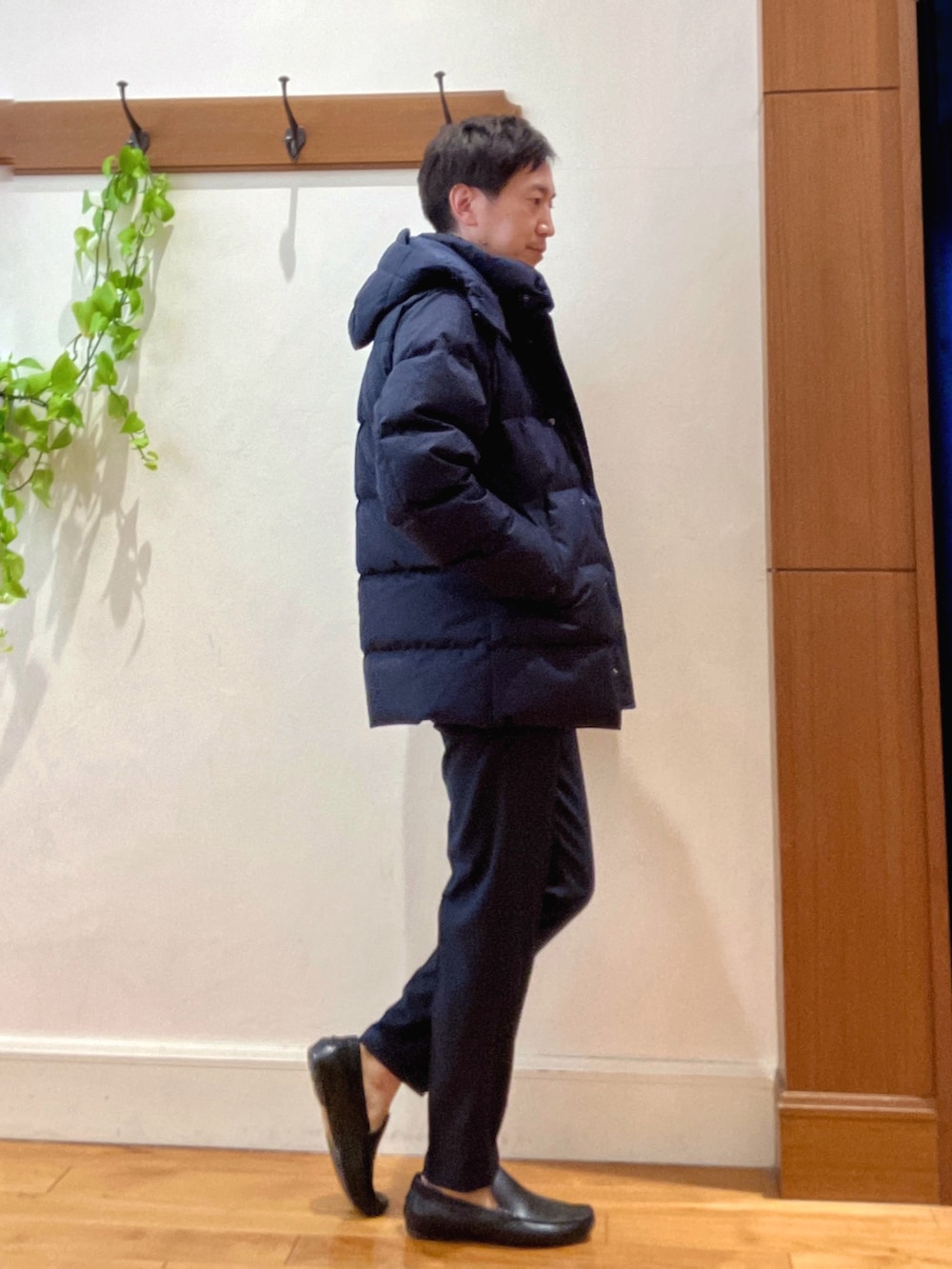 ブルー系のダウンジャケット/コート、ブルー系のテーラードジャケット、ホワイト系のTシャツ/カットソーを着用したメンズの冬コーディネートの4枚目の写真