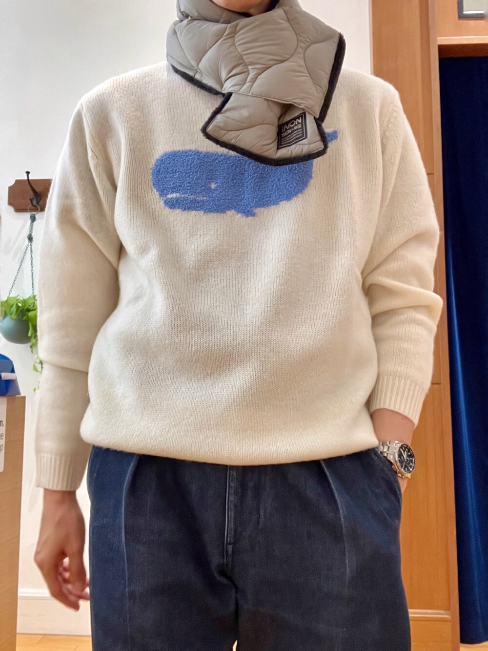 ホワイト系のニット/セーター、グリーン系のマフラーを着用したメンズの秋コーディネートの7枚目の写真