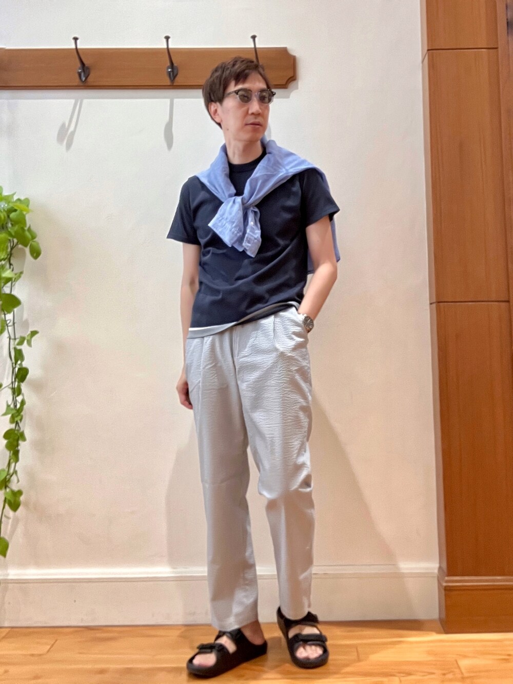 ブルー系のシャツ/ブラウス、ブラック系のサンダル、ホワイト系のその他パンツを着用したメンズの夏コーディネートの2枚目の写真