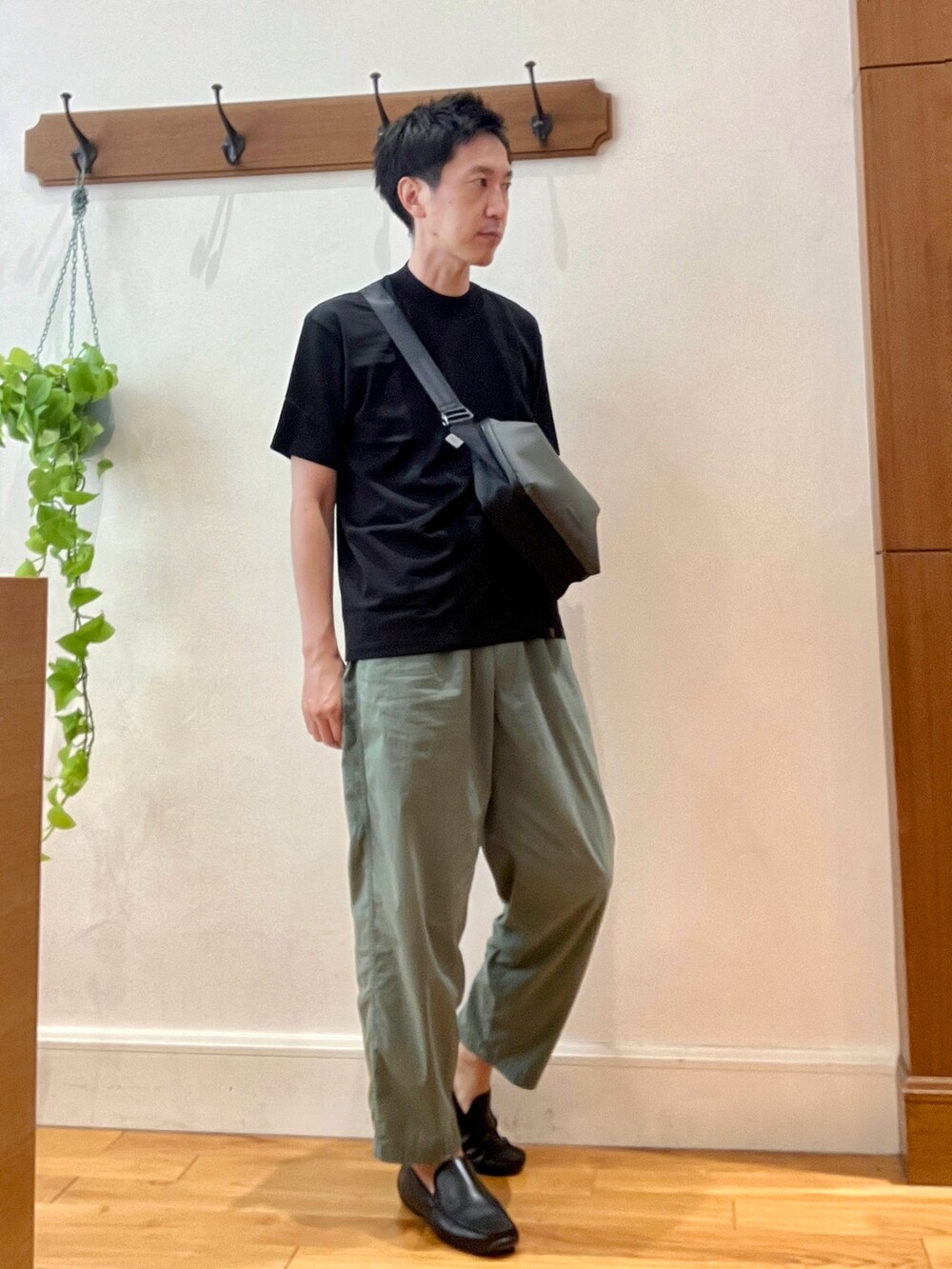 ブラック系のTシャツ/カットソー、グリーン系のショルダーバッグを着用したメンズの夏コーディネートの8枚目の写真