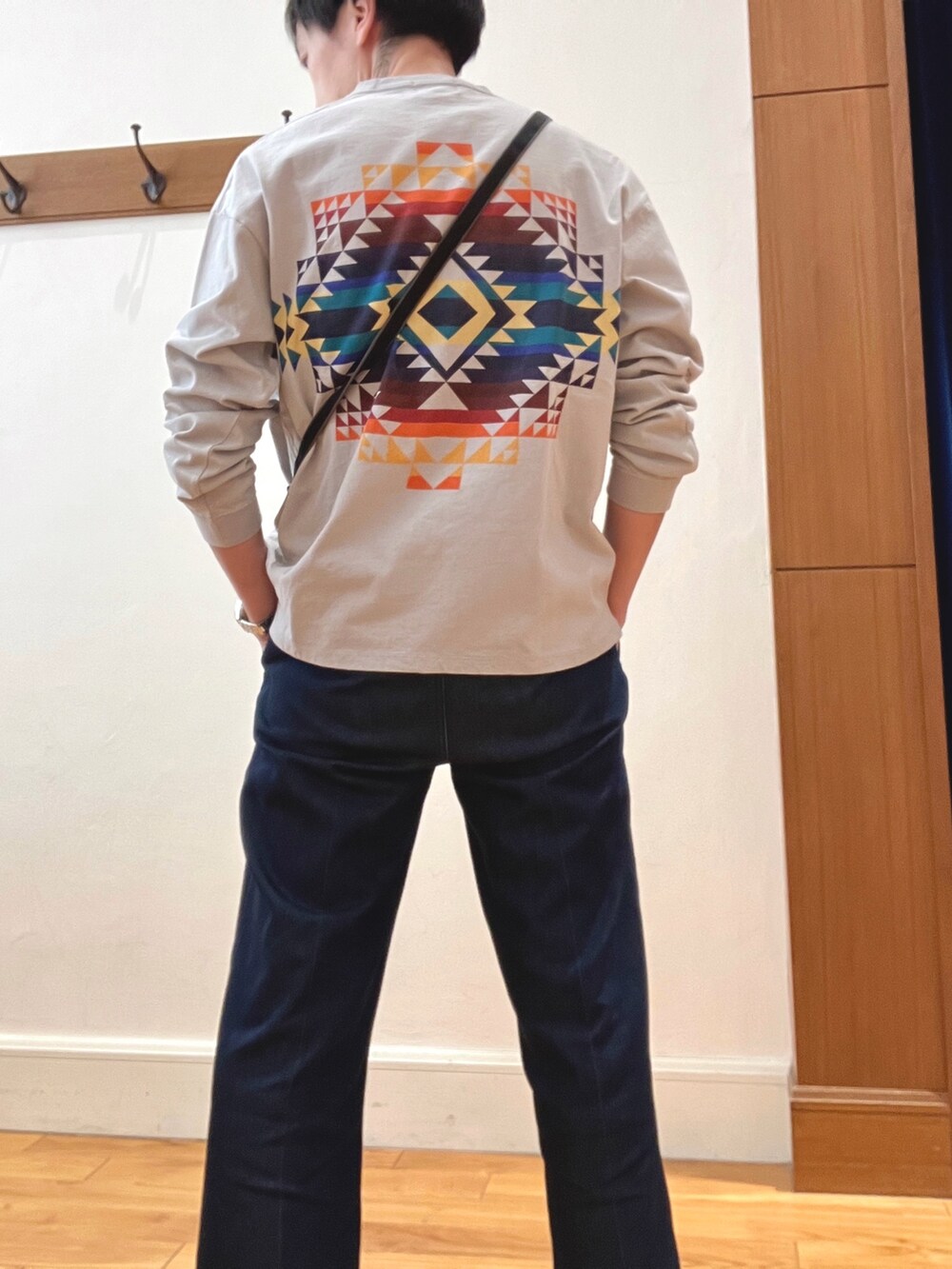 グレー系のTシャツ/カットソー、ブラック系のショルダーバッグ、ブラック系のスマホグッズを着用したメンズの春コーディネートの5枚目の写真