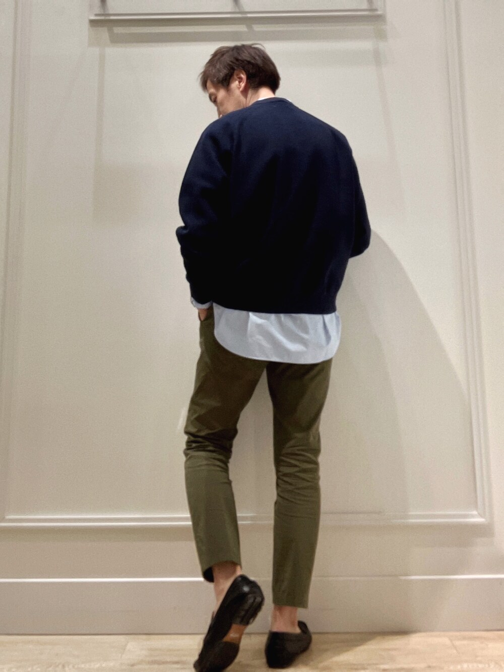 ブルー系のシャツ/ブラウス、ブルー系のニット/セーターを着用したメンズの冬コーディネートの5枚目の写真