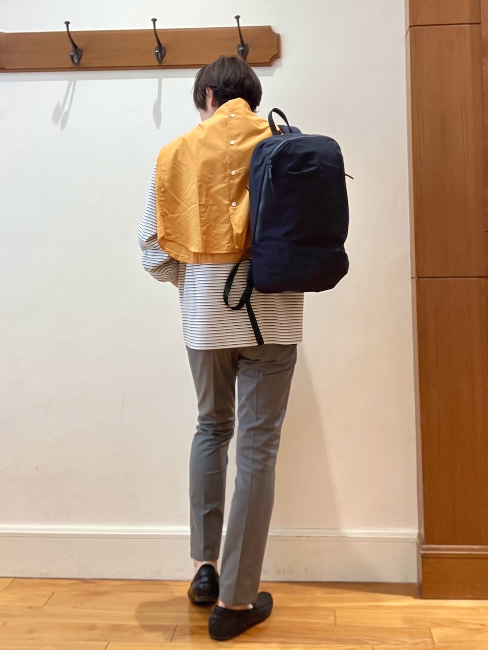 オレンジ系のシャツ/ブラウス、ホワイト系のTシャツ/カットソー、グレー系のその他パンツを着用したメンズの春コーディネートの4枚目の写真