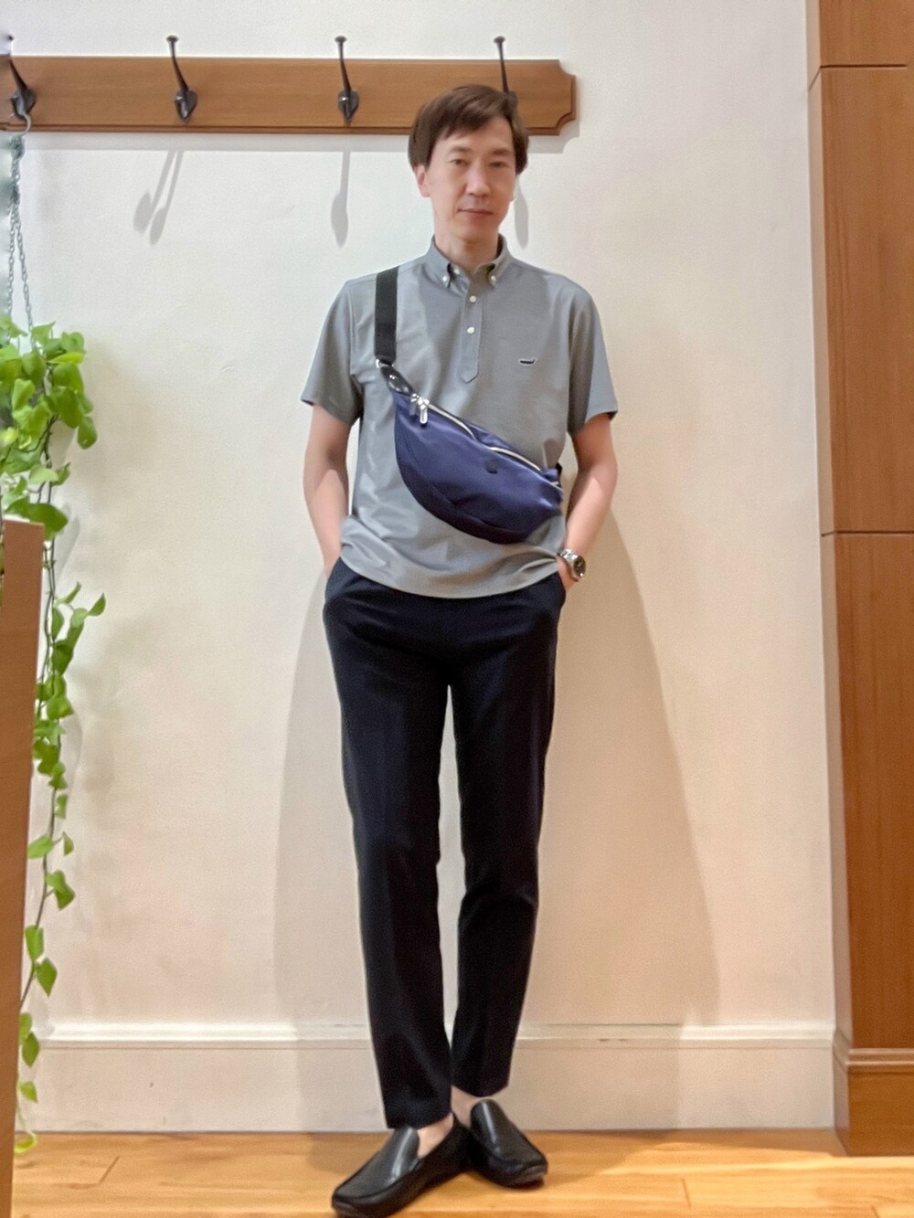 グレー系のポロシャツ、ブルー系のその他パンツ、ブルー系のショルダーバッグを着用したメンズの夏コーディネートの6枚目の写真
