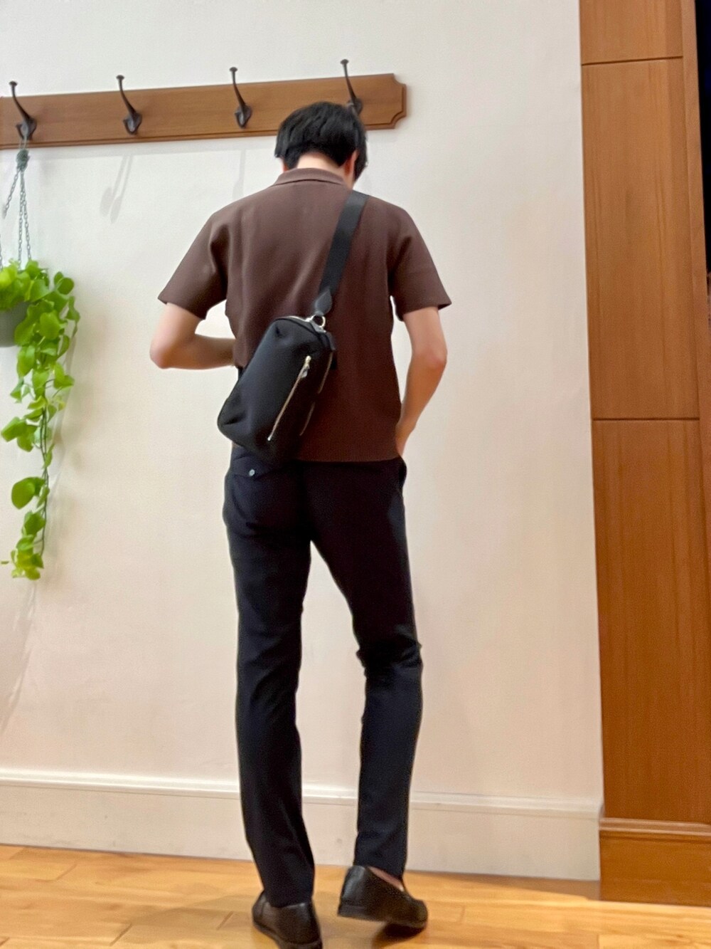 ブラウン系のポロシャツ、ブルー系のその他パンツ、ブラック系のボディバッグ/ウエストポーチを着用したメンズの春コーディネートの7枚目の写真
