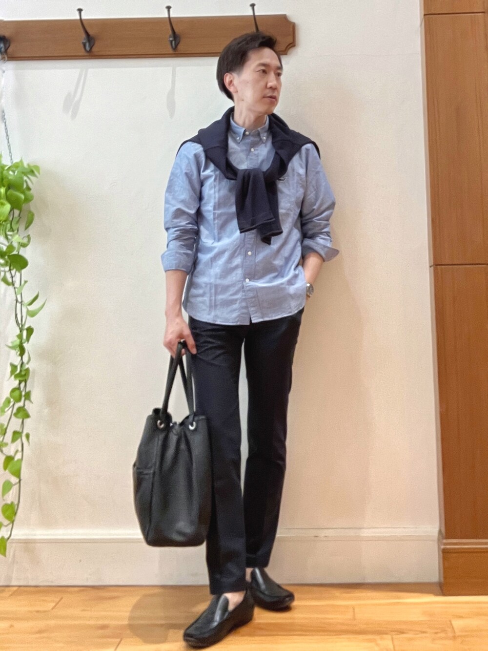 ブルー系のカーディガン/ボレロ、ブラック系のトートバッグ、ブルー系のシャツ/ブラウスを着用したメンズの春コーディネートの2枚目の写真