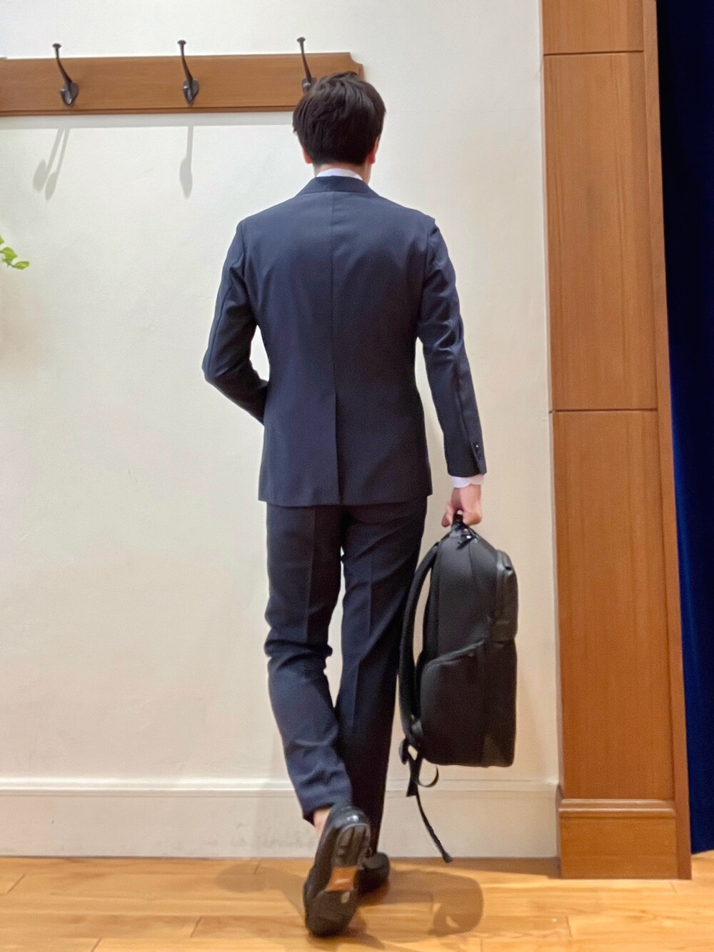 ブルー系のスラックス、パープル系のシャツ/ブラウス、ブルー系のテーラードジャケットを着用したメンズの春コーディネートの5枚目の写真