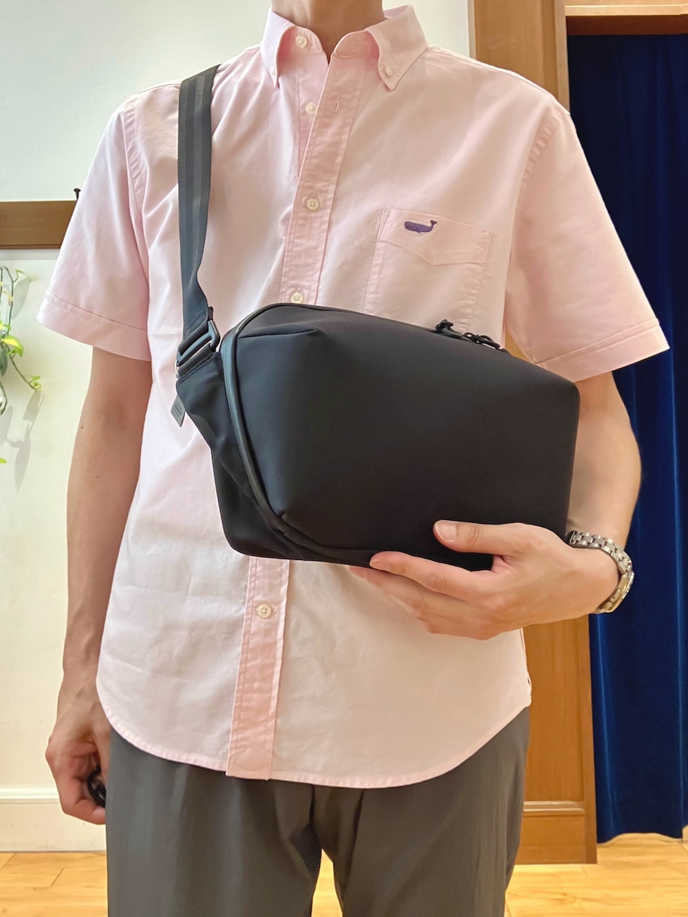ピンク系のシャツ/ブラウス、ホワイト系のTシャツ/カットソー、ブラック系のショルダーバッグを着用したメンズの夏コーディネートの9枚目の写真