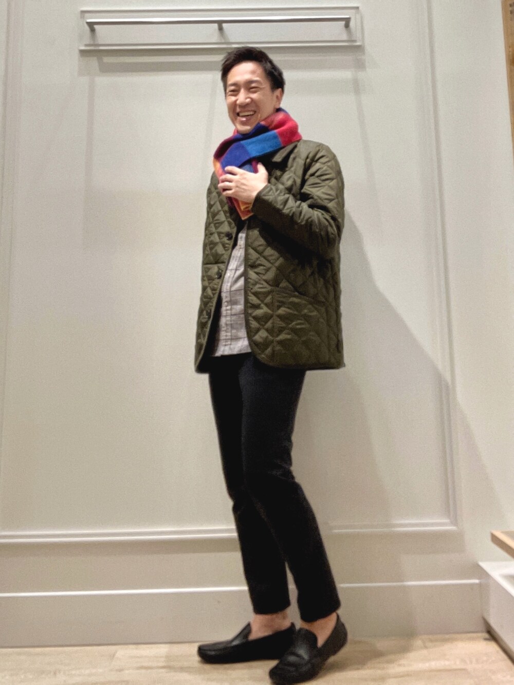ブラック系のシャツ/ブラウス、グリーン系のブルゾン、その他のマフラーを着用したメンズの秋コーディネートの4枚目の写真