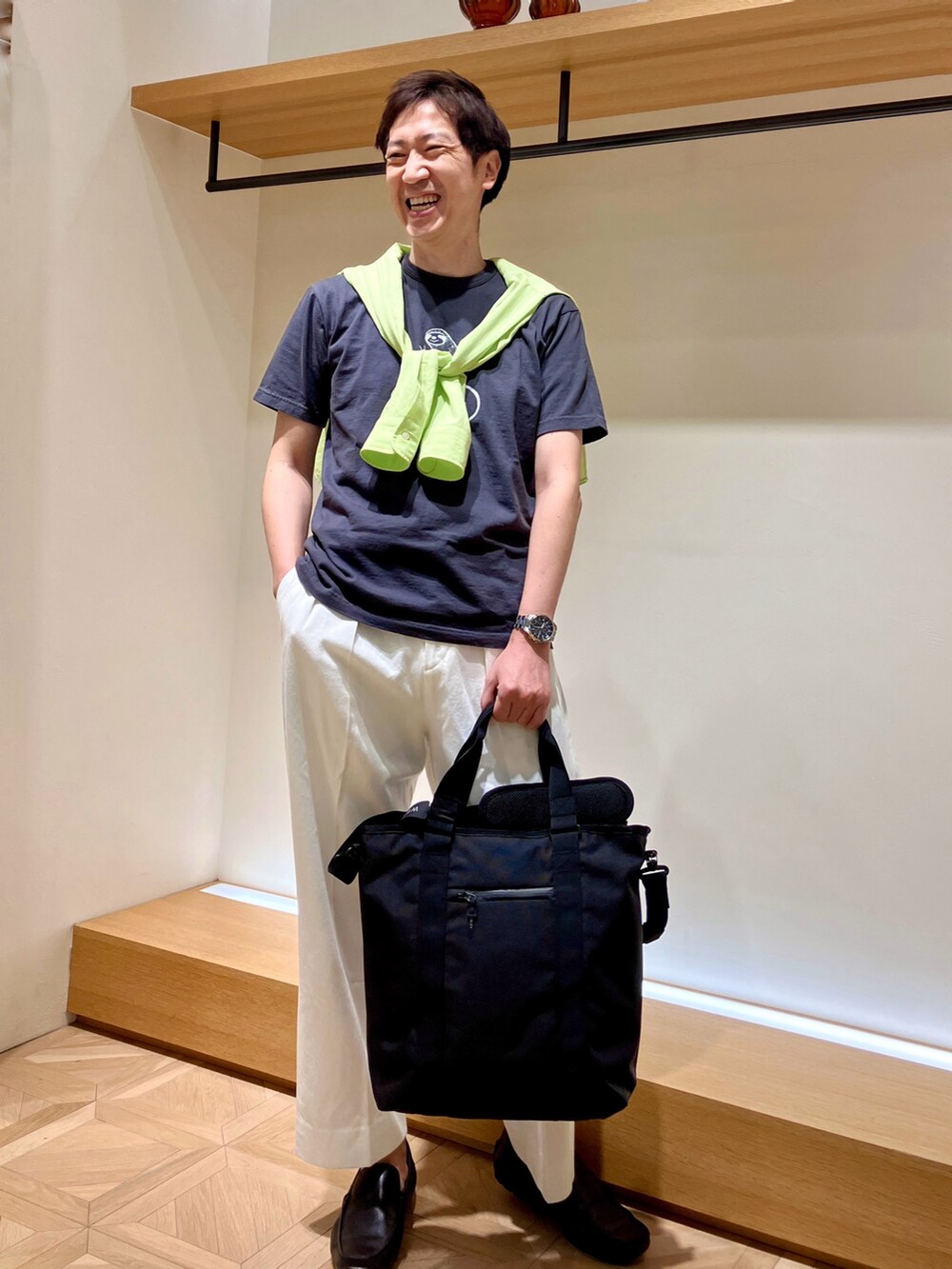 イエロー系のシャツ/ブラウス、グレー系のTシャツ/カットソー、ホワイト系のデニムパンツを着用したメンズの春コーディネートの6枚目の写真