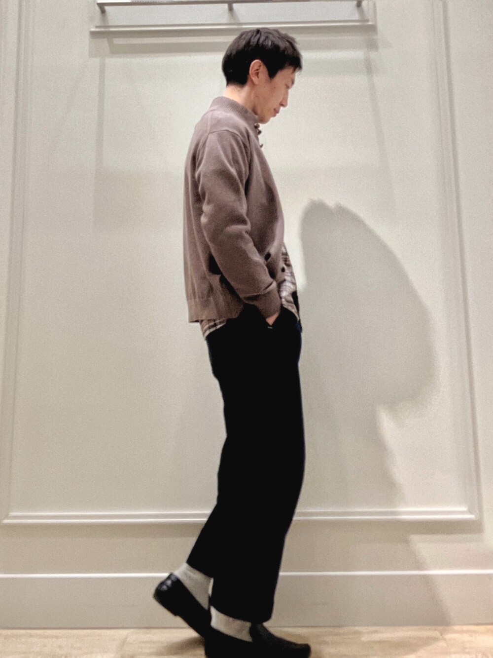 グレー系のシャツ/ブラウス、ベージュ系のカーディガン/ボレロを着用したメンズの冬コーディネートの7枚目の写真