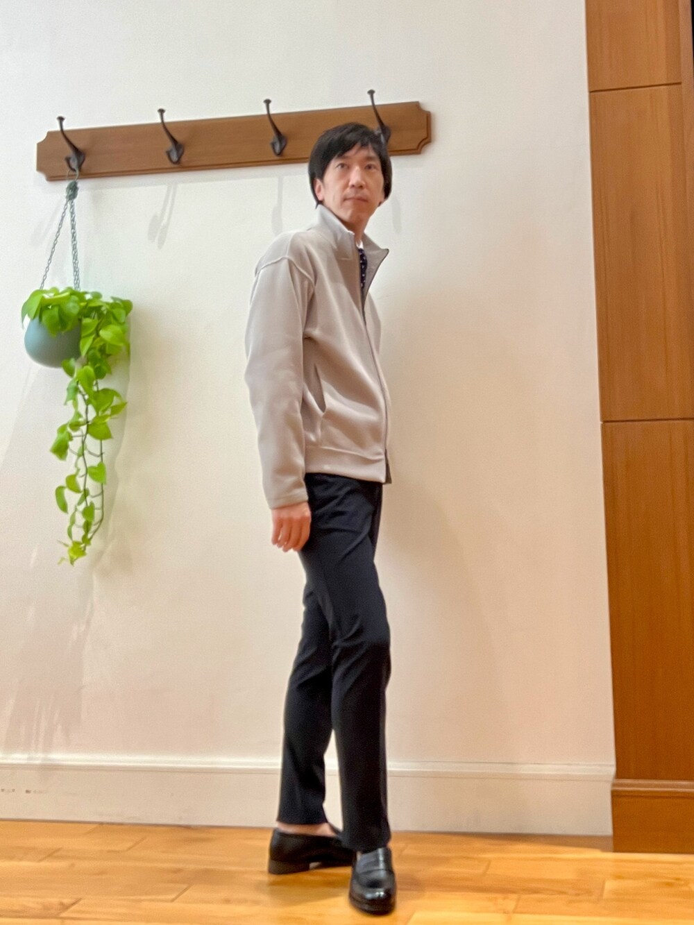 ベージュ系のカーディガン/ボレロ、ホワイト系のビジネスシャツ、ブルー系のネクタイを着用したメンズの冬コーディネートの3枚目の写真