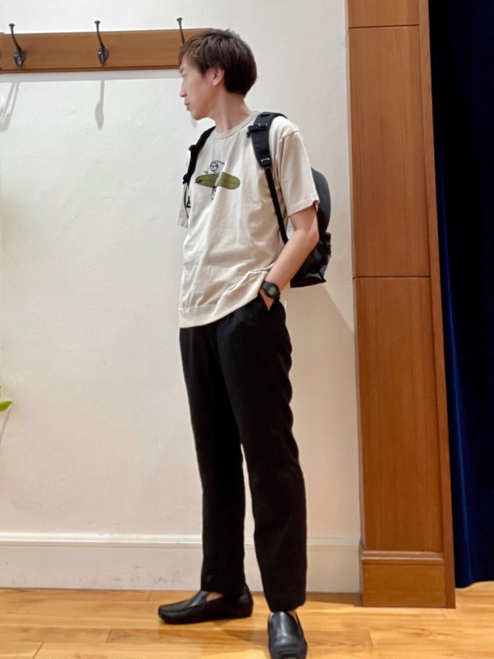 ベージュ系のTシャツ/カットソー、ブラック系のバックパック/リュック、ブラック系のその他パンツを着用したメンズの夏コーディネートの3枚目の写真