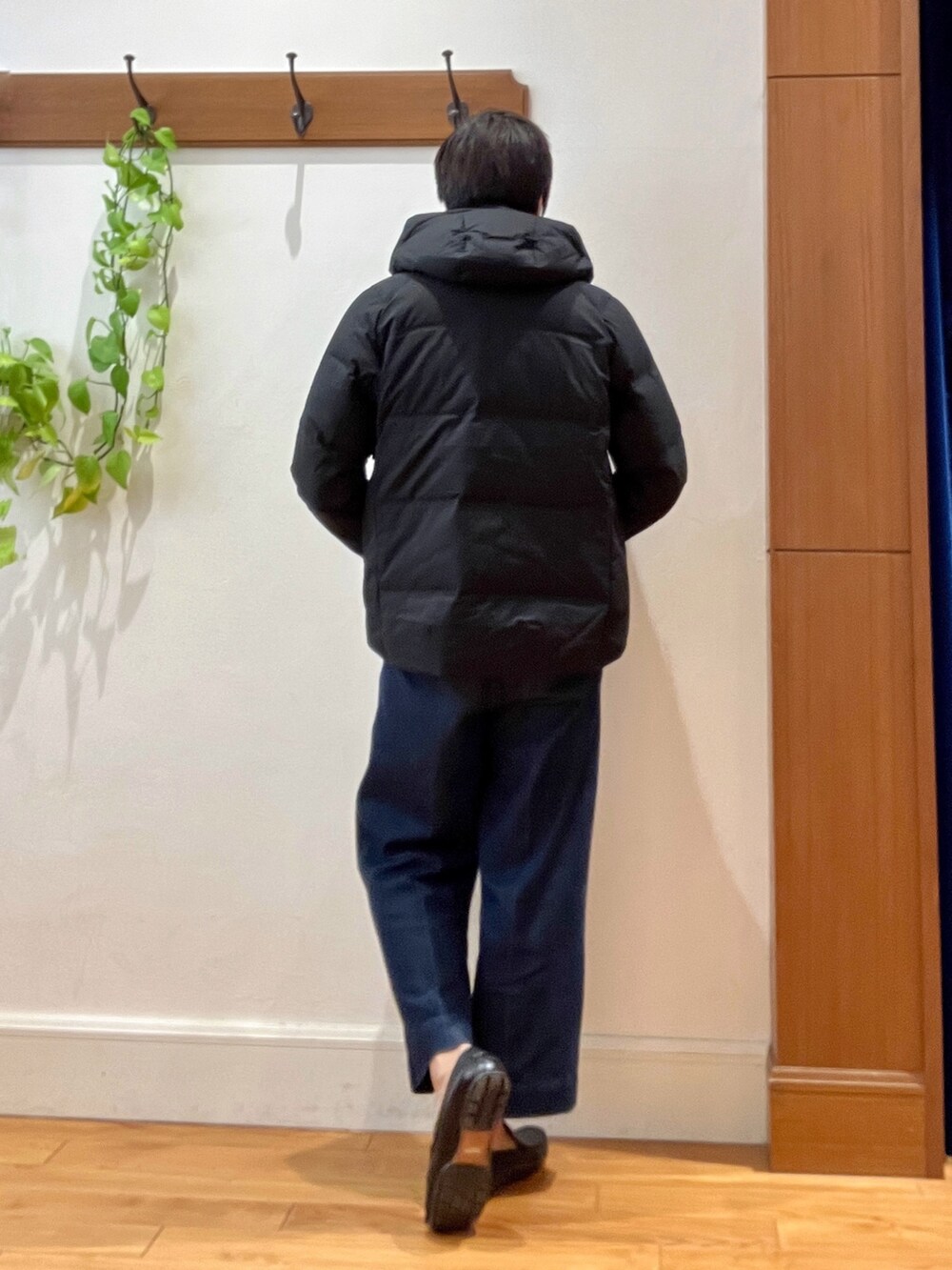 ブラック系のダウンジャケット/コート、オレンジ系のニット/セーターを着用したメンズの秋コーディネートの5枚目の写真