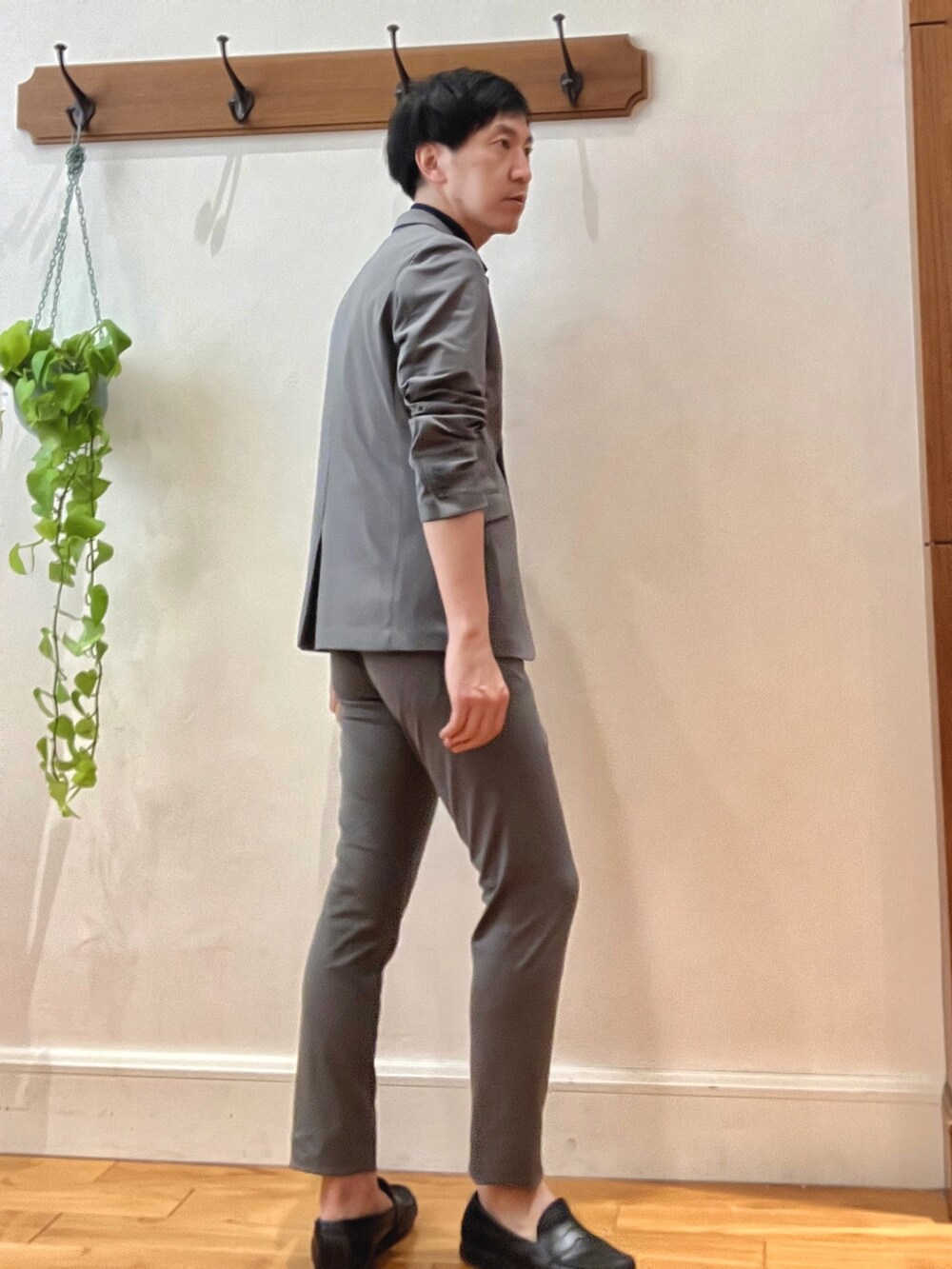 グレー系のテーラードジャケット、グレー系のその他パンツ、ブラック系のシャツ/ブラウスを着用したメンズの春コーディネートの4枚目の写真