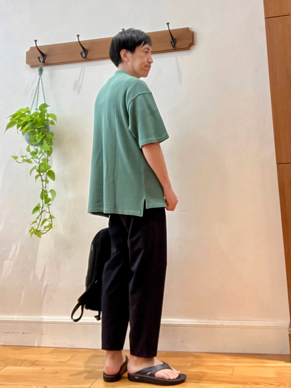 グレー系のその他パンツ、ブラック系のサンダル、グリーン系のポロシャツを着用したメンズの春コーディネートの7枚目の写真