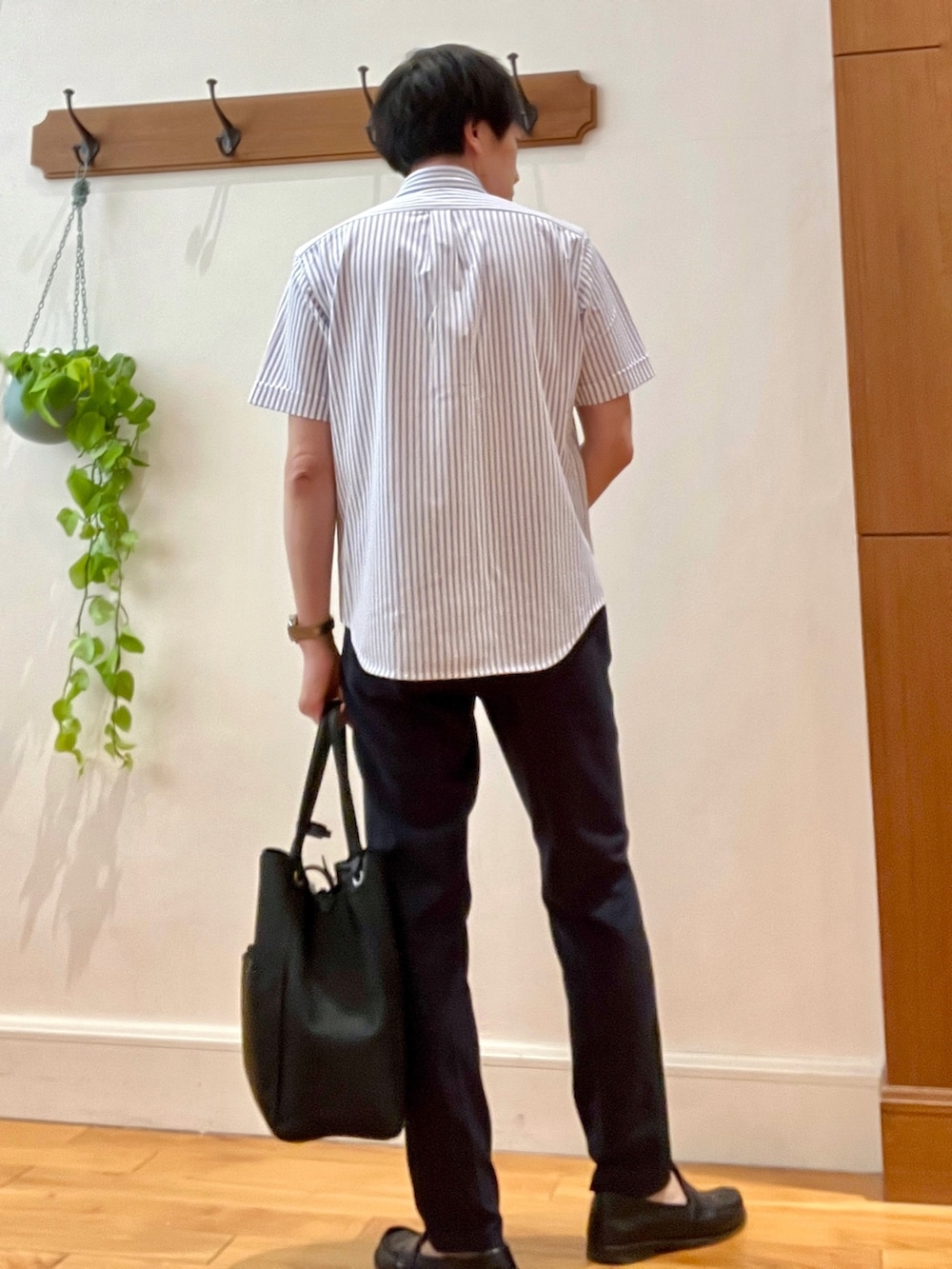 ホワイト系のシャツ/ブラウス、ブラック系のトートバッグ、ブルー系のその他パンツを着用したメンズの春コーディネートの5枚目の写真