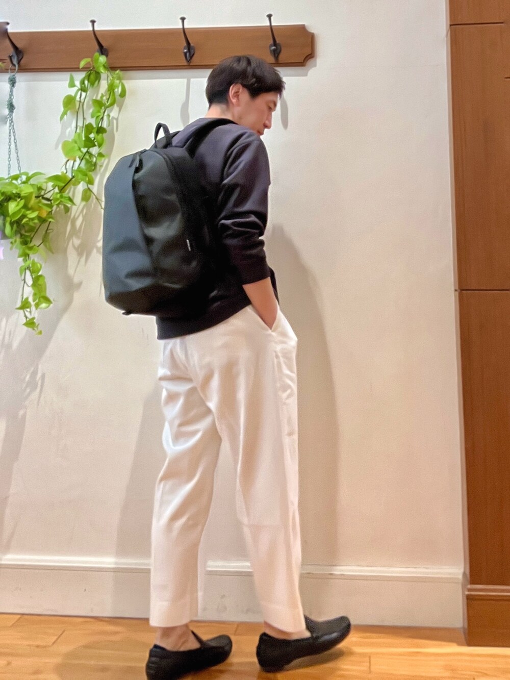 グレー系のバックパック/リュック、ホワイト系のデニムパンツ、グレー系のスウェットを着用したメンズの冬コーディネートの6枚目の写真