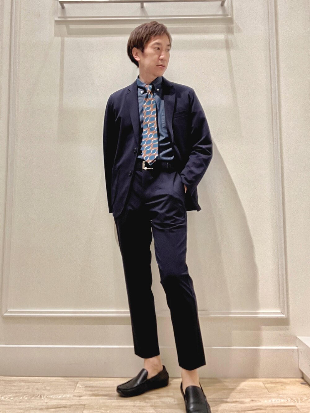 ブルー系のシャツ/ブラウス、ブルー系のネクタイ、ブルー系のテーラードジャケットを着用したメンズの春コーディネートの7枚目の写真