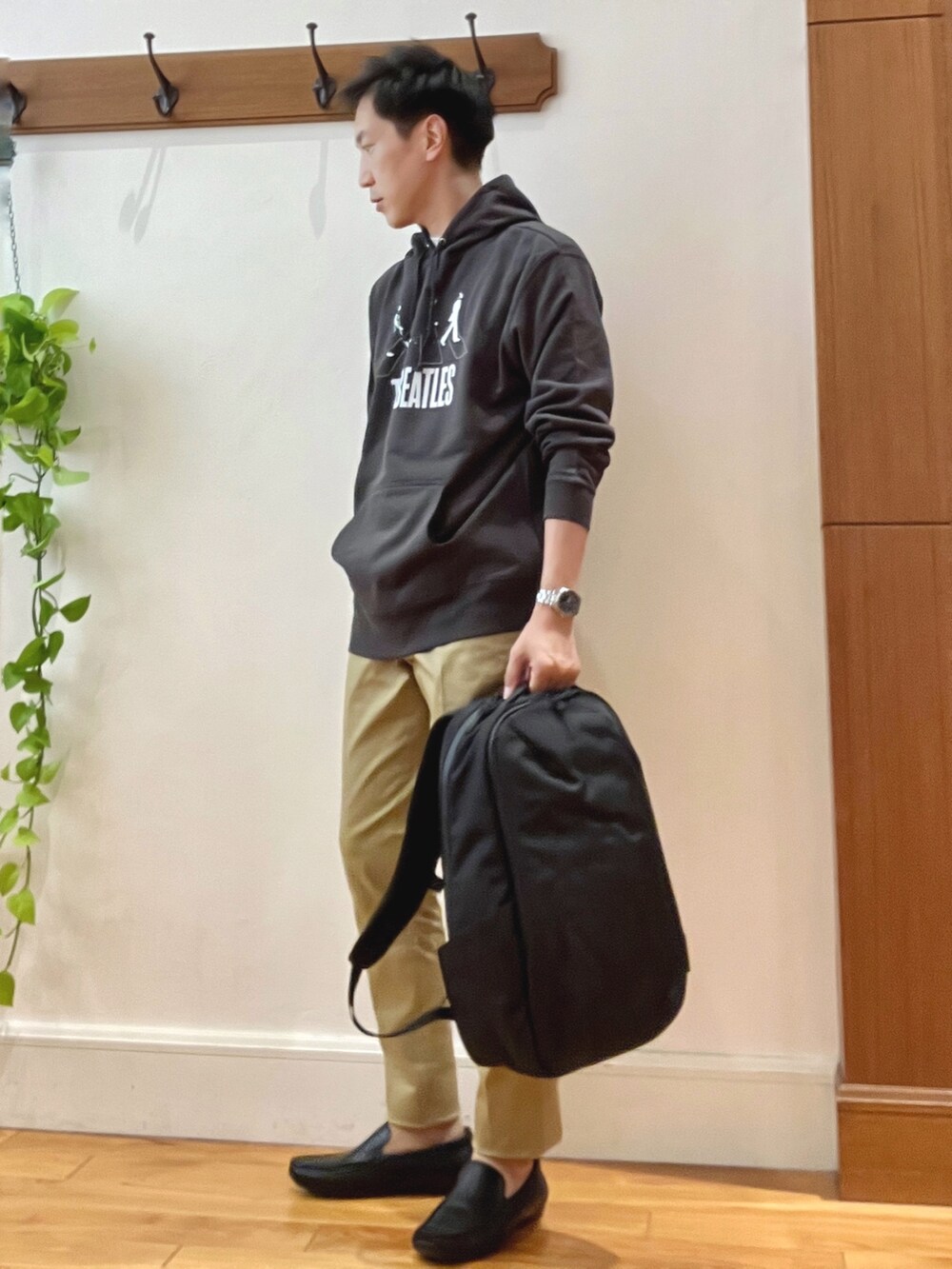 ベージュ系のその他パンツ、ブラック系のパーカー、ブラック系のバックパック/リュックを着用したメンズの秋コーディネートの3枚目の写真