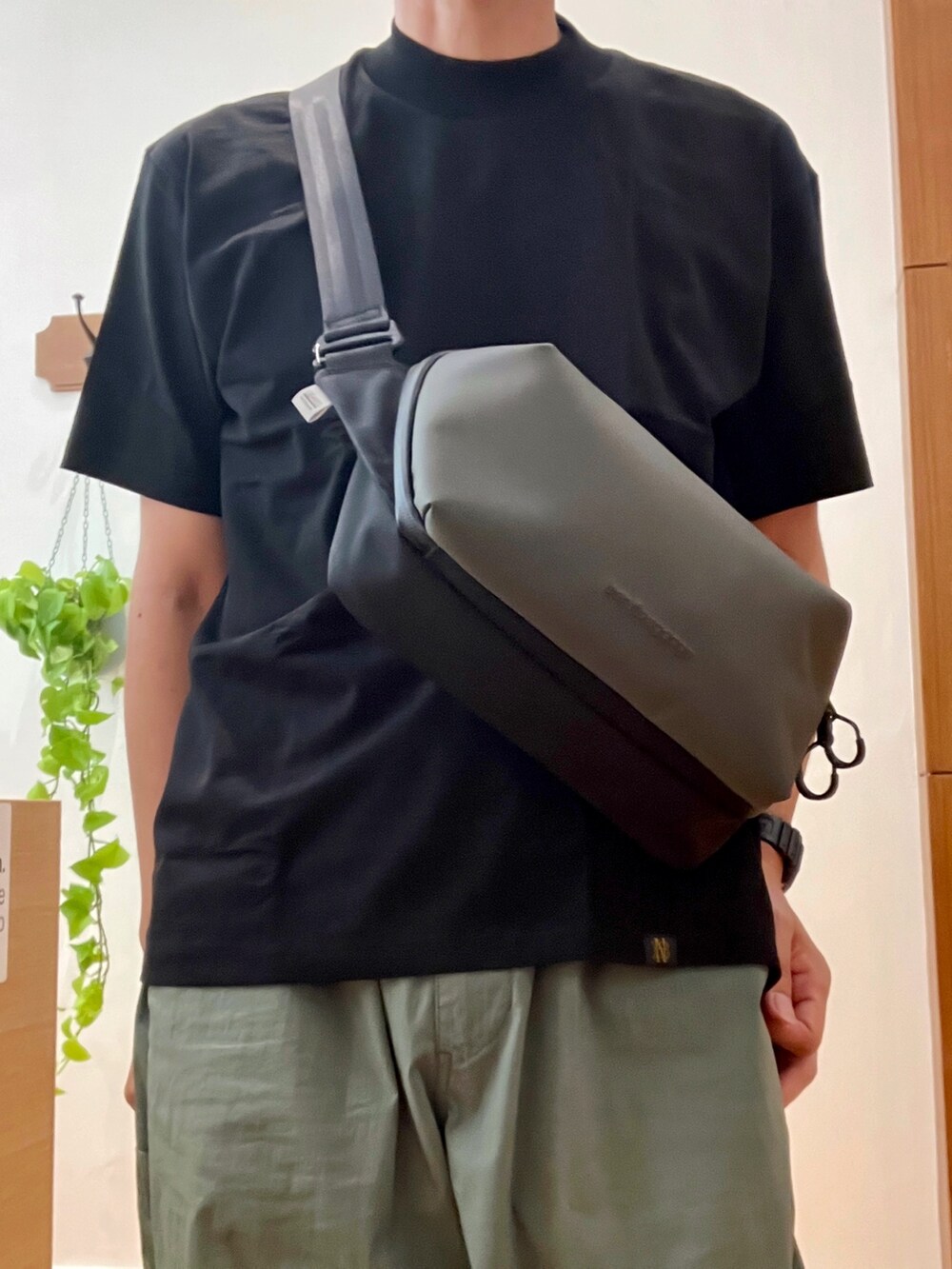 ブラック系のTシャツ/カットソー、グリーン系のショルダーバッグを着用したメンズの夏コーディネートの7枚目の写真